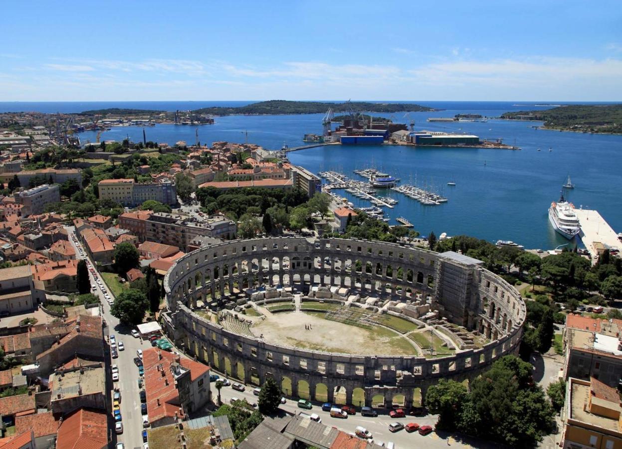 Apartments With A Parking Space Pula - 16053 Bagian luar foto