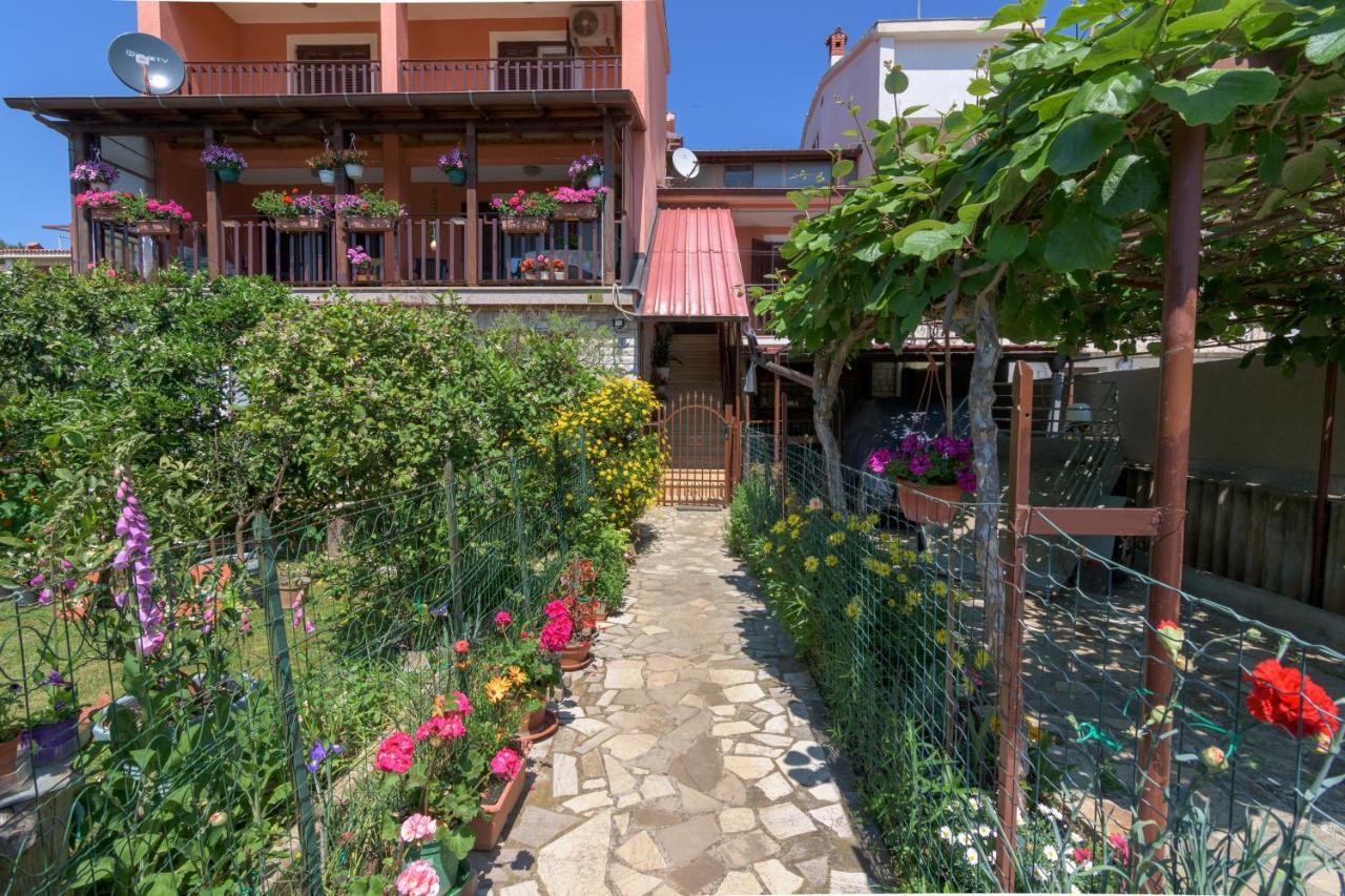 Apartments With A Parking Space Pula - 16053 Bagian luar foto