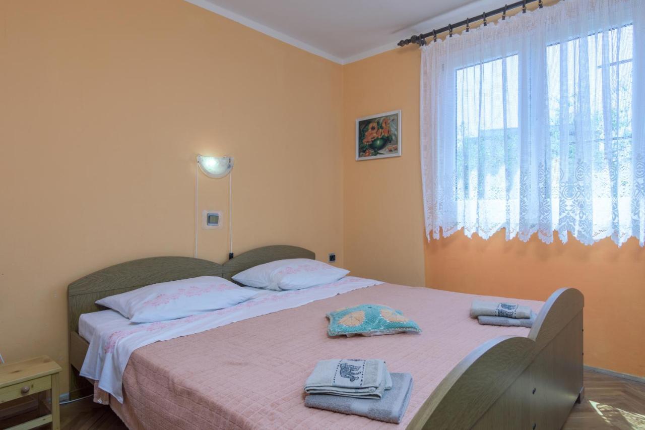 Apartments With A Parking Space Pula - 16053 Bagian luar foto